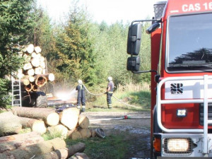 Škodu za dva miliony korun způsobil požár lesního stroje, ke kterému došlo poslední srpnový den krátce po čtrnácté hodině v lese v katastru obce Lišov, části obce Velechvín.