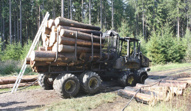 Škodu za dva miliony korun způsobil požár lesního stroje, ke kterému došlo poslední srpnový den krátce po čtrnácté hodině v lese v katastru obce Lišov, části obce Velechvín.