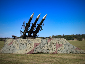 Odpalovací zařízení 2P25 s raketami.