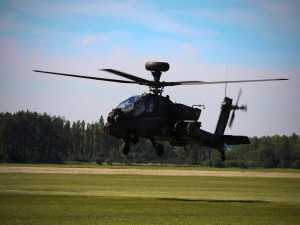 Americké vrtulníky AH-64 Apache simulovaly strakonickým vojákům vzdušného protivníka.