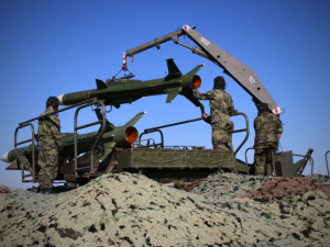 Nabíjení protiletadlového raketového komplexu 2K12 KUB.