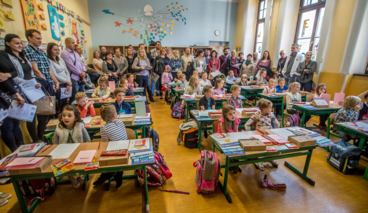 VIDEO: Vstávat a... hurá do školy. Dětem skončily prázdniny