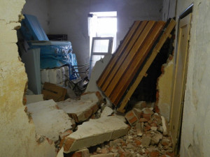 Na dělníka se při práci zřítila zeď. Život mu nezachránil ani rychlý přílet vrtulníku