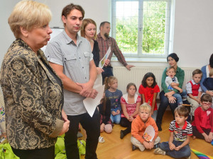 Hejtmanka Jihočeského kraje Ivana Stráská zahájila nový školní rok ve dvoutřídce v Základní škole Petříkov na Českobudějovicku.