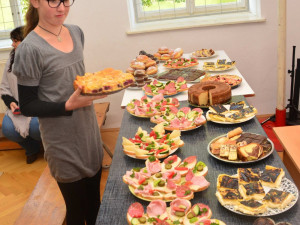 Hejtmanka Jihočeského kraje Ivana Stráská zahájila nový školní rok ve dvoutřídce v Základní škole Petříkov na Českobudějovicku.