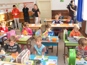 Hejtmanka Jihočeského kraje Ivana Stráská zahájila nový školní rok ve dvoutřídce v Základní škole Petříkov na Českobudějovicku.