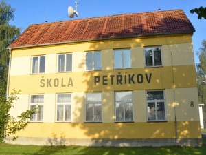 Hejtmanka Jihočeského kraje Ivana Stráská zahájila nový školní rok ve dvoutřídce v Základní škole Petříkov na Českobudějovicku.