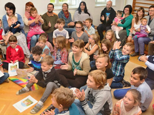 Jihočeská hejtmanka přivezla na začátek školního roku dárky žákům do Petříkova