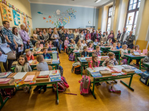 VIDEO: Vstávat a... hurá do školy. Dětem skončily prázdniny