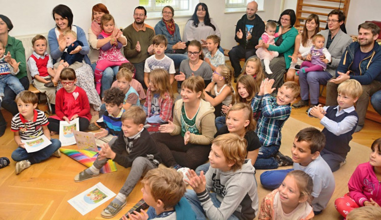 Hejtmanka Jihočeského kraje Ivana Stráská zahájila nový školní rok ve dvoutřídce v Základní škole Petříkov na Českobudějovicku.