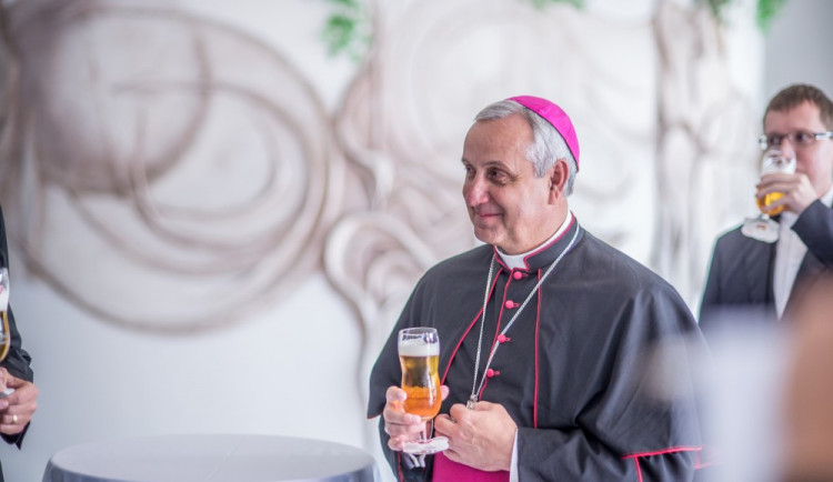 VIDEO: Biskup Kročil požehnal pivu, které Budvar navaří pro papeže Františka