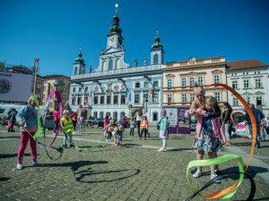 Náměstí se hýbe.