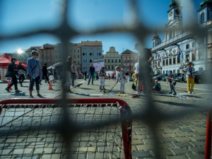 Náměstí se hýbe.