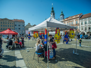 Náměstí se hýbe.