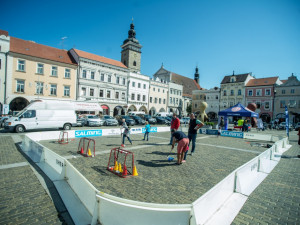 Náměstí se hýbe.