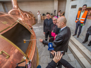 Biskup Vlastimil Kročil se sládkem Budvaru Adamem Brožem.