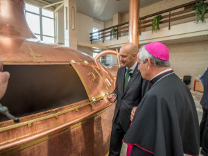 Biskup Vlastimil Kročil se sládkem Budvaru Adamem Brožem.