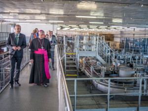 Biskup Vlastimil Kročil se sládkem Budvaru Adamem Brožem.