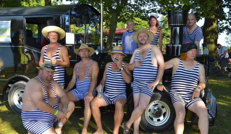 Plaveckou sezonu v Třeboni uzavřou dva koncerty a slavnost retroplavek