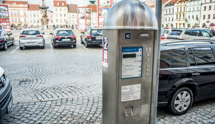 Nové parkovací automaty umožní zaplatit i kartou