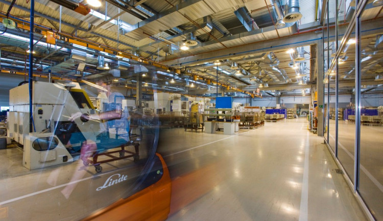 Českokrumlovská společnost Linde Pohonyje jedním ze světově nejvýznamnějších výrobců pohonných a řídicích náprav pro vysokozdvižné vozíky.