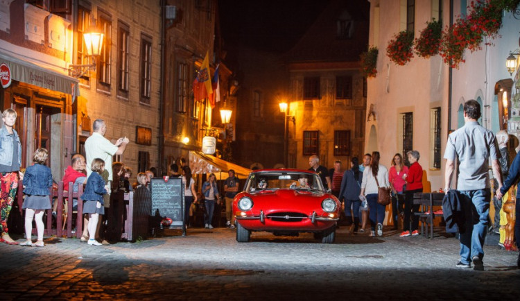 Jaguar E-Type z roku 1962 na trati loňského ročníku South Bohemia Classic.