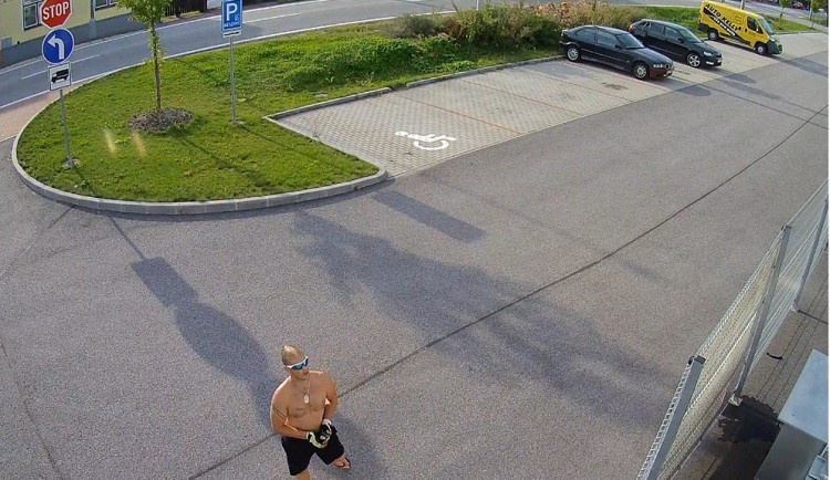 Podezřelý z krádeže dámského horského kola od Funparku Panda v Českém Vrbném v Českých Budějovicích.