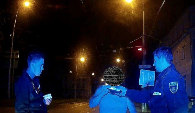 Muž z Prahy řídil auto při jízdě v Českých Budějovicích pod vlivem alkoholu. Jeho jízdě učinili přítrž strážníci.