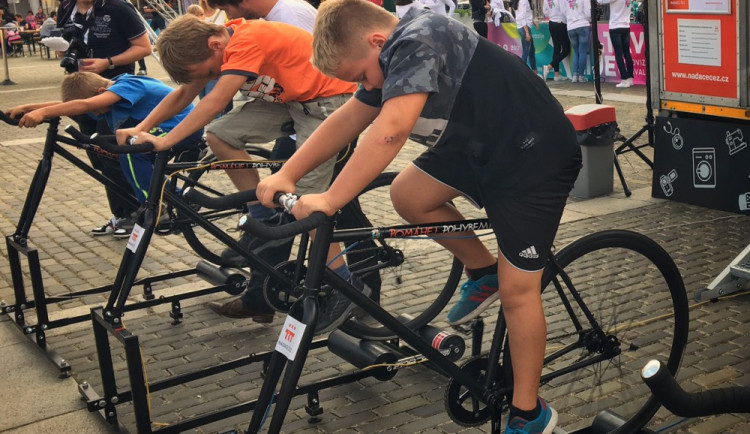 Na charitativních kolech Nadace ČEZ se vystřídalo rekornich 450 lidi