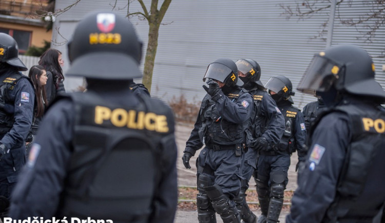 Policejní zásahová jednotka sundavala ze střechy banky v centru Budějc mladého muže