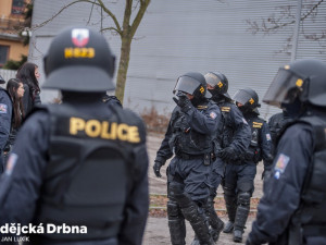 Policejní zásahová jednotka sundavala ze střechy banky v centru Budějc mladého muže