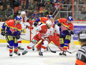 Motoráci operují před slávistickou brankou