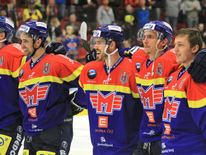 Oslava tříbodového zisku v podání Galamboše, Fillmana, Crowdera, Dostálka a náhradního gólmana Březiny (zleva)