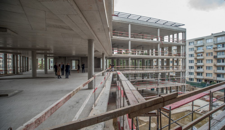 FOTO: Hrubá stavba budějckého Piana je hotová
