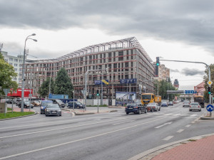 Hrubá stavba administrativního centra Piano v Českých Budějovicích je hotová.