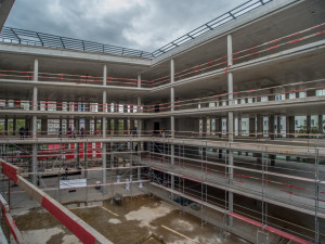 Hrubá stavba administrativního centra Piano v Českých Budějovicích je hotová.
