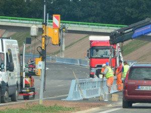 Dokončovací práce na stavbě dálnice D3 v úseku Borek – Úsilné.
