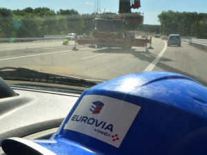 Dokončovací práce na stavbě dálnice D3 v úseku Borek – Úsilné.