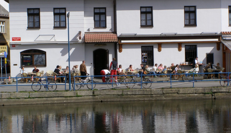 Snímek z roku 2007 ukazuje pohodu na pravém břehu slepého ramene Malše, před Hotelem Klika.