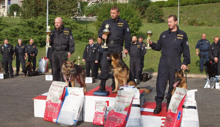 Prachatický policejní psovod Jaroslav Čejka a jeho německý ovčák Chasan (na snímku vlevo) se umístili na krásné druhé příčce a stali se tak vicemistrem ve vyhledávání drog. 