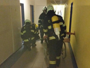 Cvičení jihočeských hasičů v Alzheimer centru a v Senior domě v Českých Budějovicích.