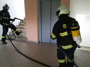 Cvičení jihočeských hasičů v Alzheimer centru a v Senior domě v Českých Budějovicích.