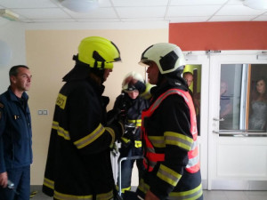 Cvičení jihočeských hasičů v Alzheimer centru a v Senior domě v Českých Budějovicích.