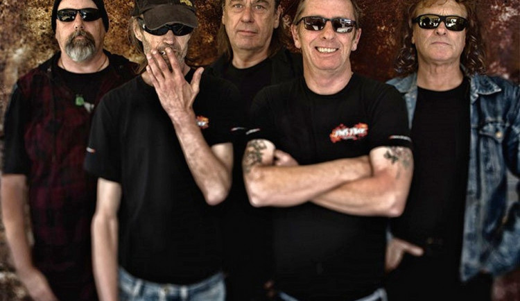 Phil Rudd Band (slavný budeník Phil Rudd je čtvrtý zleva).
