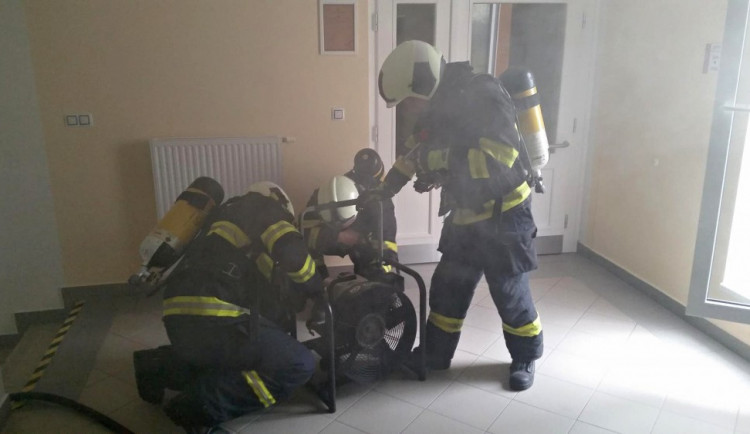 Cvičení jihočeských hasičů v Alzheimer centru a v Senior domě v Českých Budějovicích.