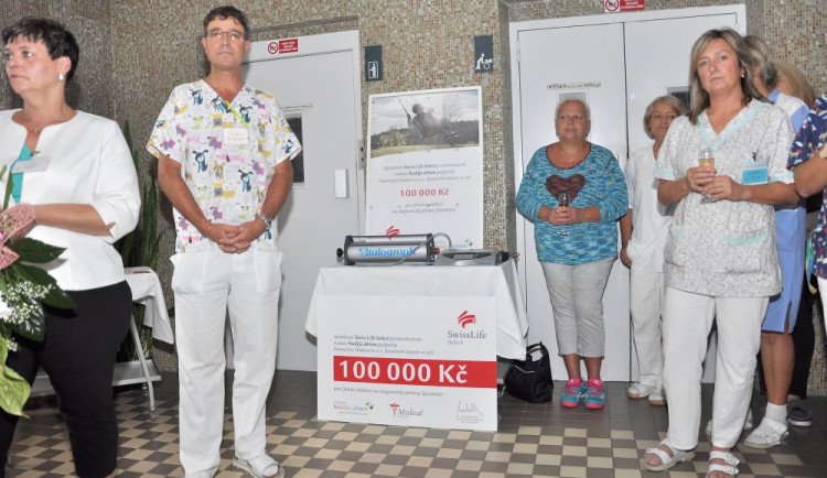 Nemocnice Strakonice má nový spirometr pro dětské oddělení. Zakoupila ho za finanční dar