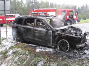 Požár luxusního mercedesu v Kaplici.