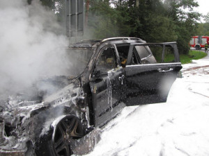 Požár luxusního mercedesu v Kaplici.