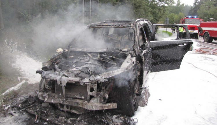 Požár luxusního mercedesu v Kaplici.