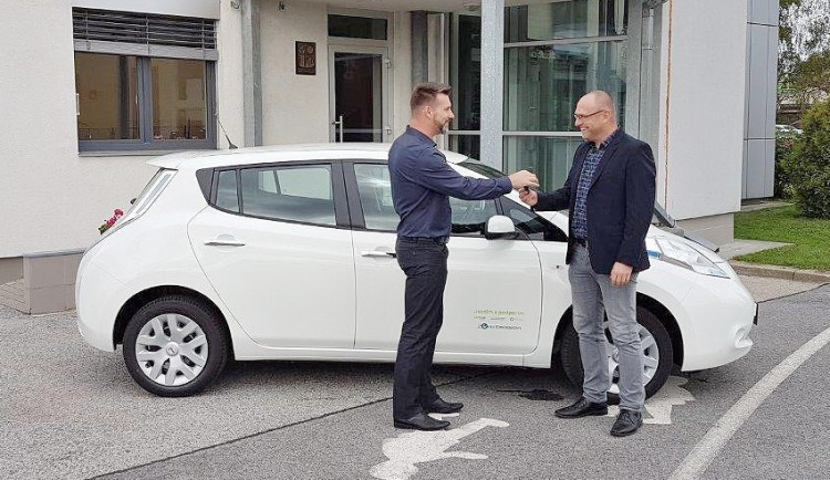 Radní pro dopravu Jiří Švec předává klíče od elektromobilu řediteli Správy a údržby silnic Jihočeského kraje Janu Štíchovi.